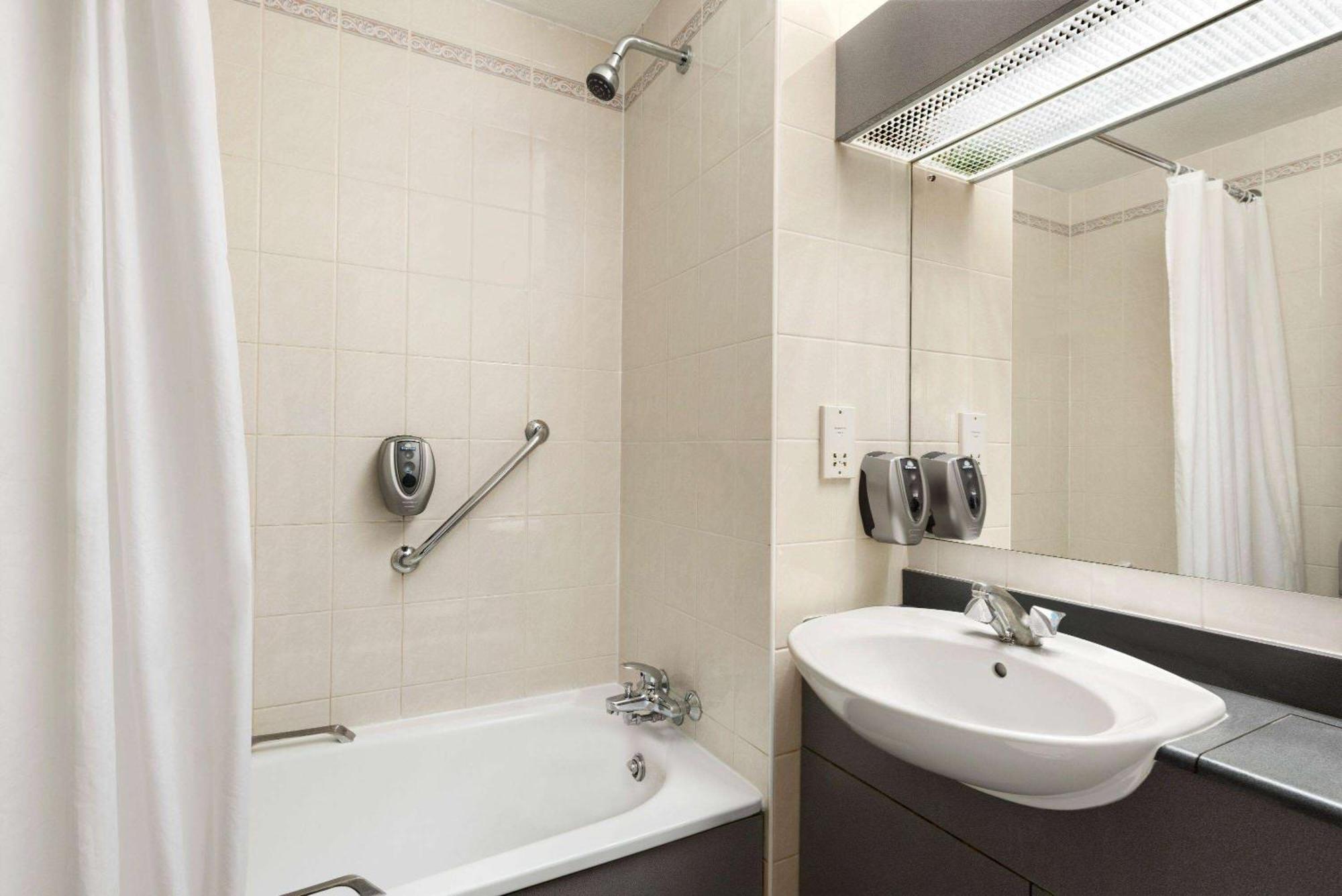 Days Inn Stafford Luaran gambar